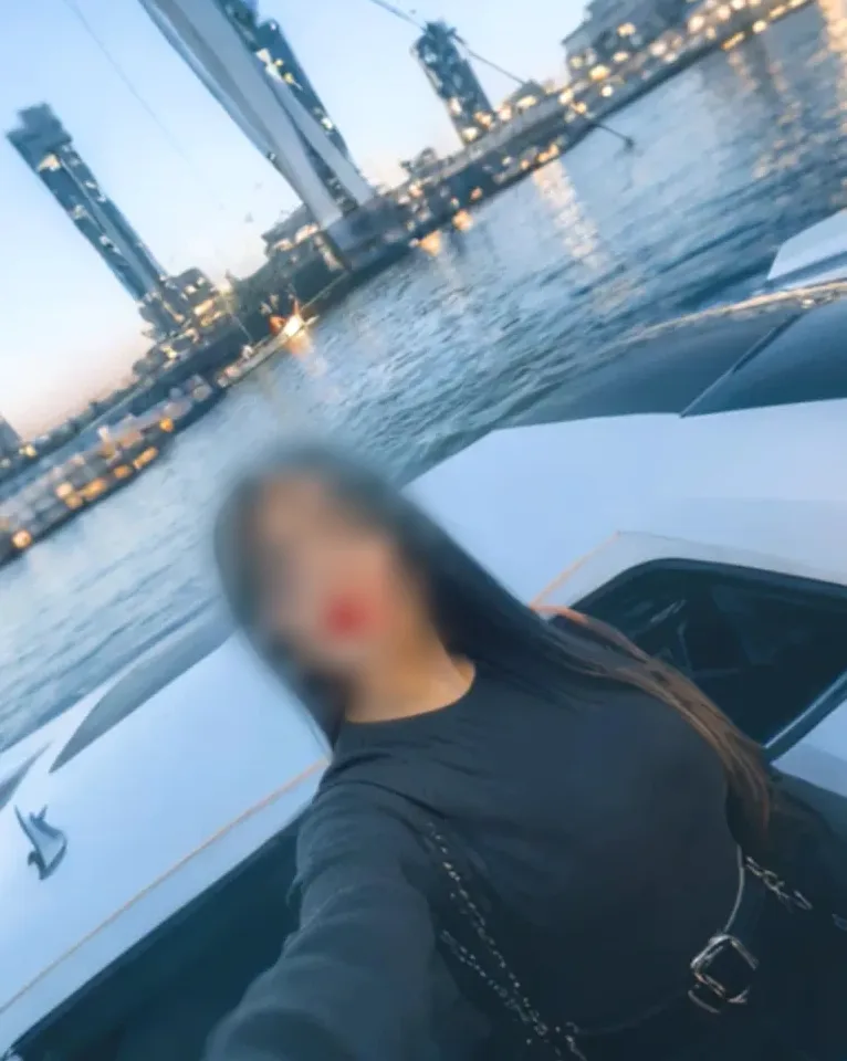 Ela, 35