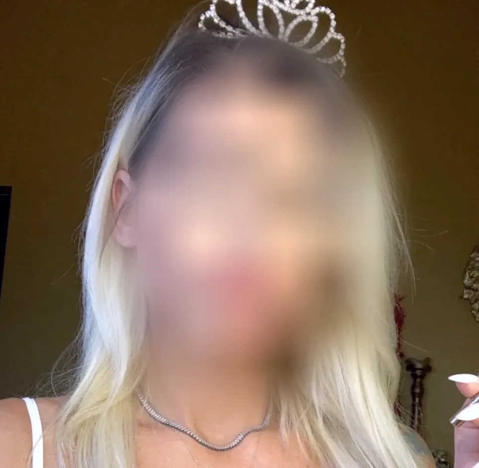 Lilly, 35