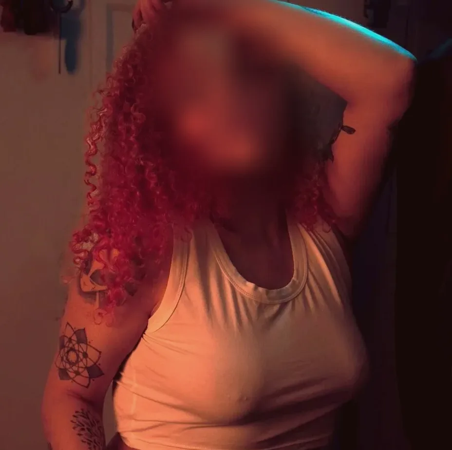 Manuela, 31