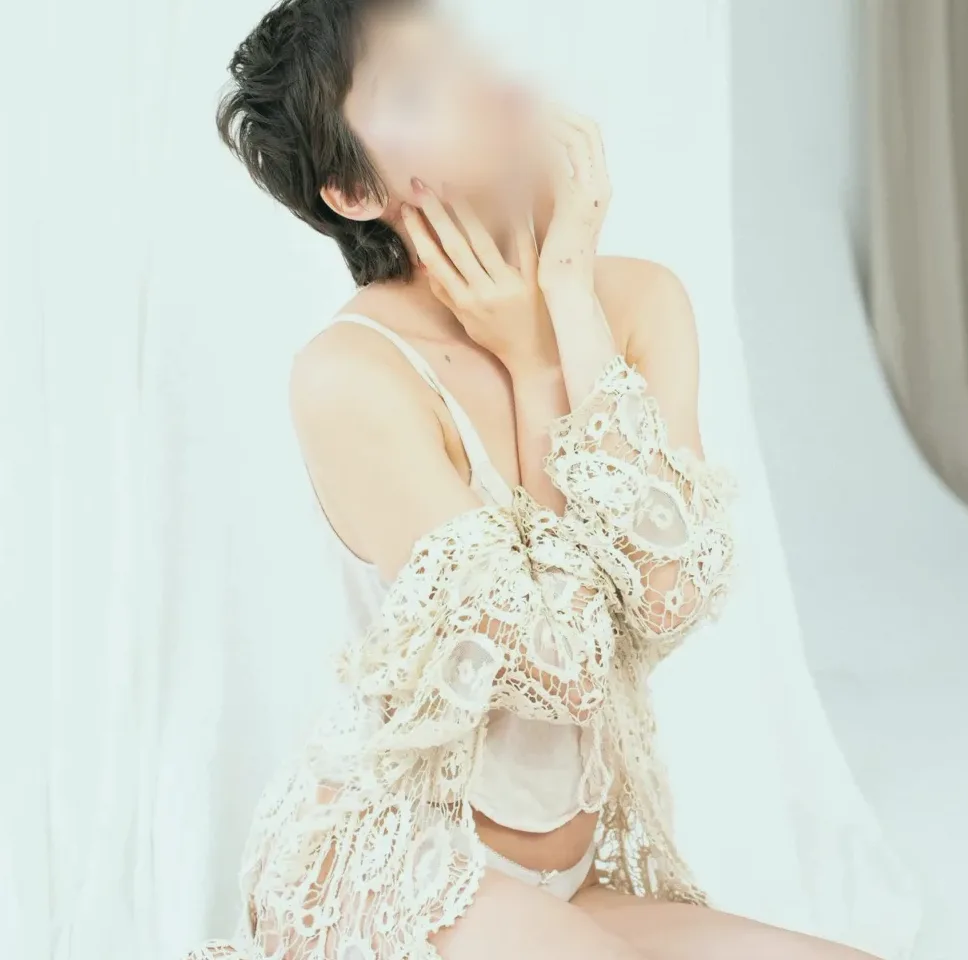Mia, 25