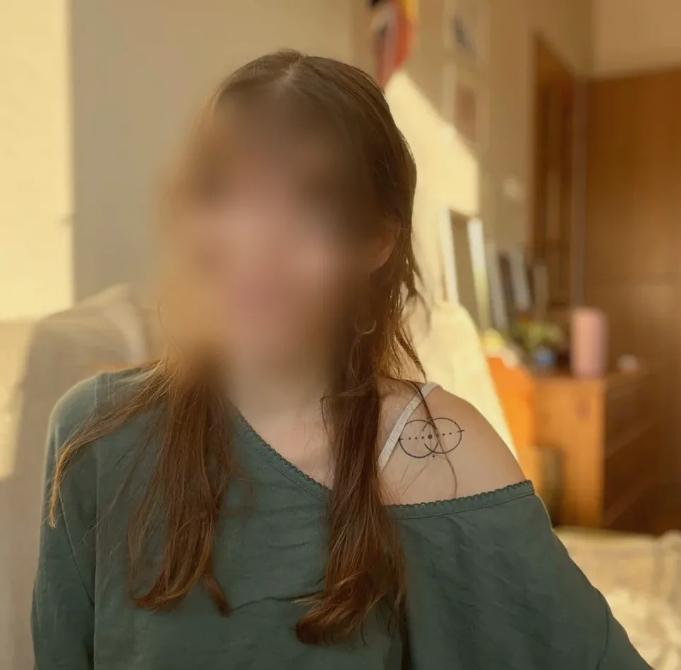 Mia, 28